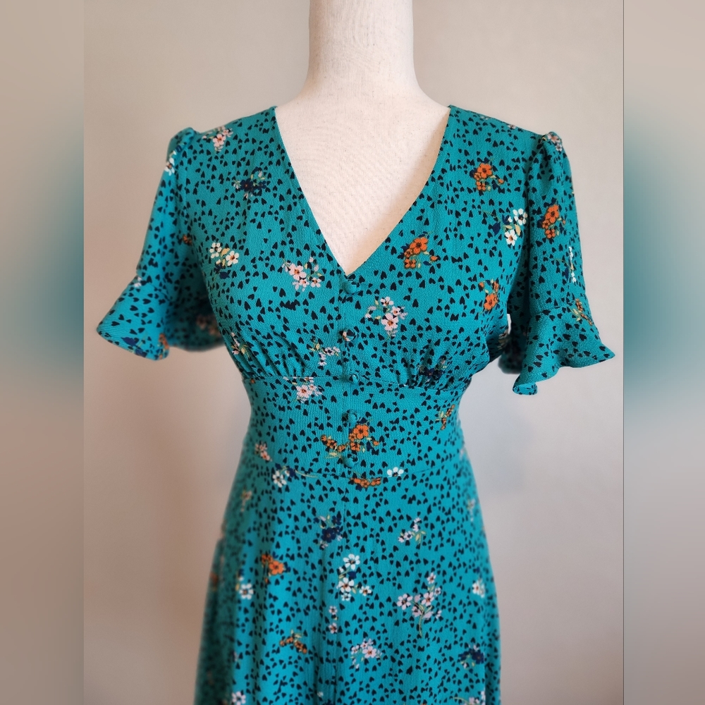 Flirty & feminine dress, small, button detail, rouched back, dainty sleeves